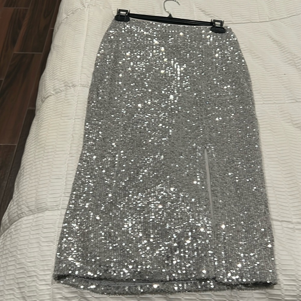 It’s a silver skiry brand new without the tag from halogen XS like new .